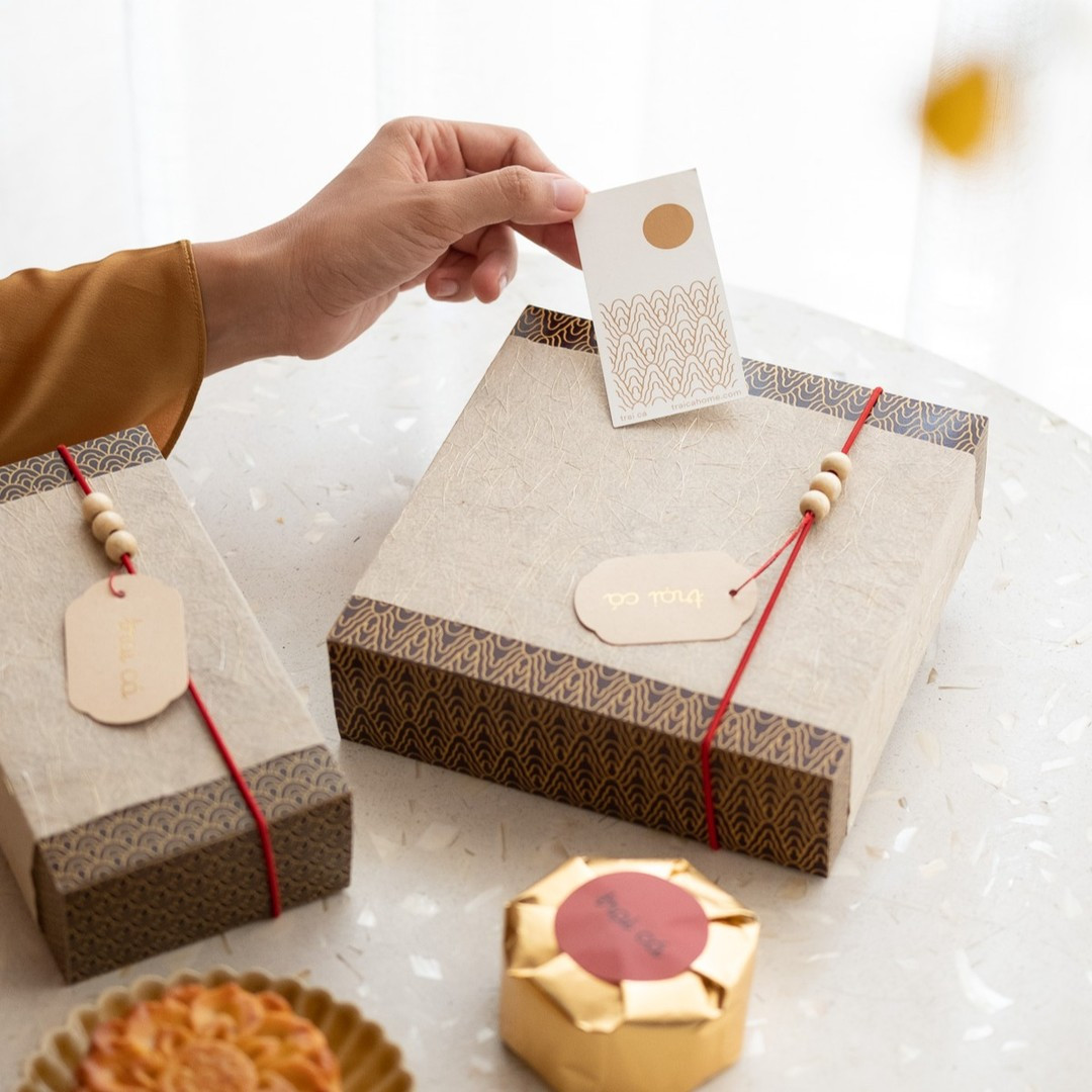 Set bánh Trung Thu “Dó” là sự kết hợp giữa giấy dó, chỉ kim tuyến óng ánh bao quanh vỏ hộp và hoa văn Đại Việt. (Ảnh: NVCC).