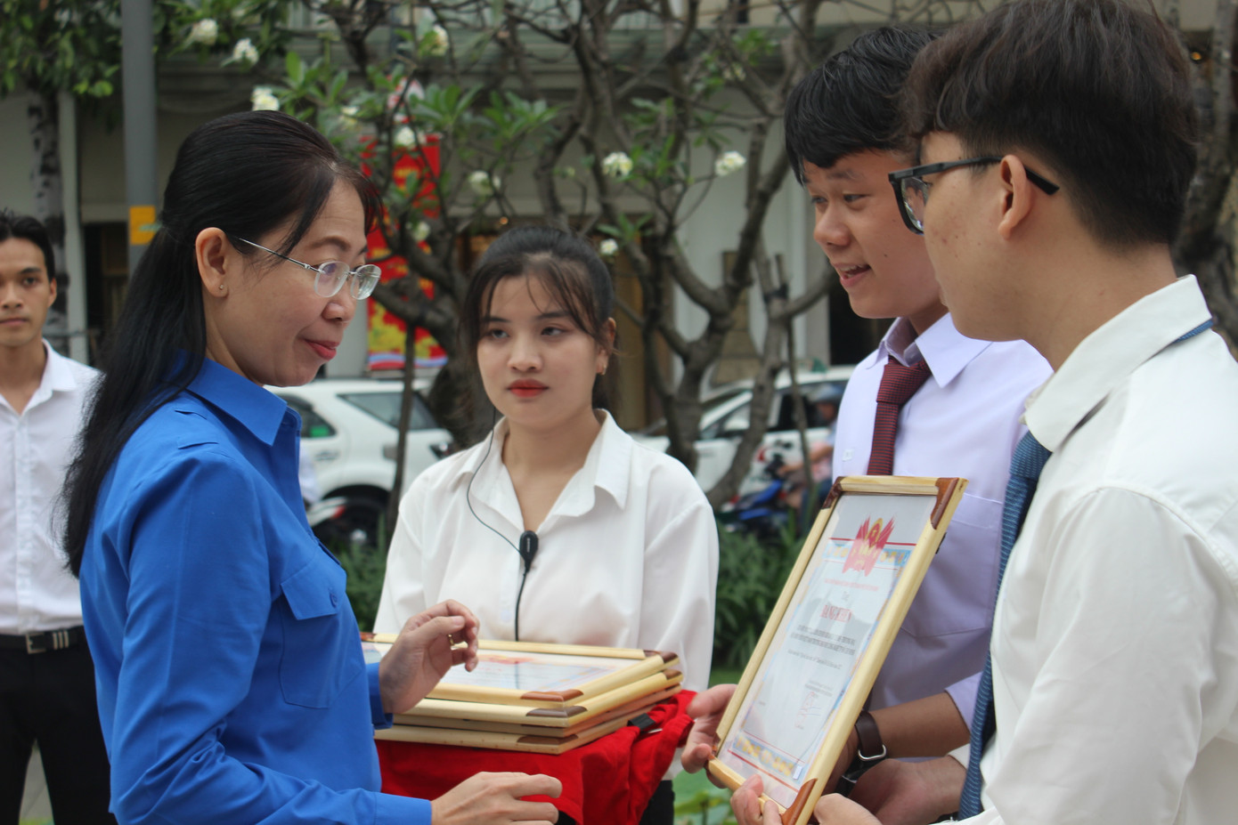 Chị Phan Thị Thanh Phương - Bí thư Thành Đoàn TP. HCM (áo xanh) trao Bằng khen cho các bạn &apos;Sinh viên 5 tốt&apos;.
