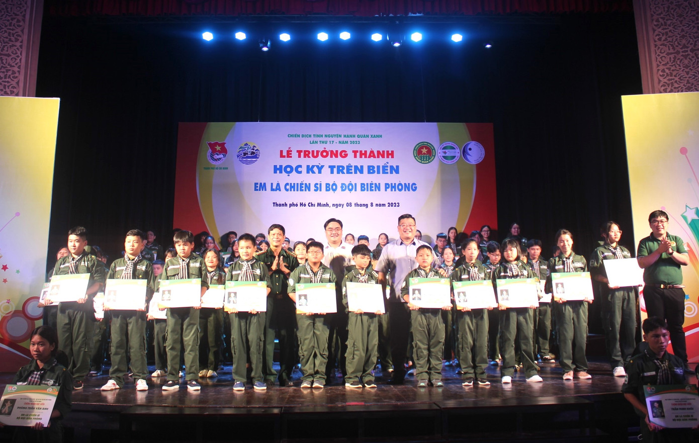 100 &apos;chiến sĩ nhí&apos; nhận giấy chứng nhận hoàn thành chương trình Học kỳ trên biển ‘Em là chiến sĩ Bộ đội Biên phòng’.
