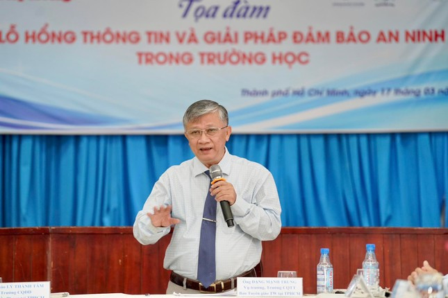 Ông Đặng Mạnh Trung, Vụ trưởng, Trưởng Cơ quan thường trực Ban Tuyên giáo Trung ương tại TP. HCM phát biểu trong buổi tọa đàm.