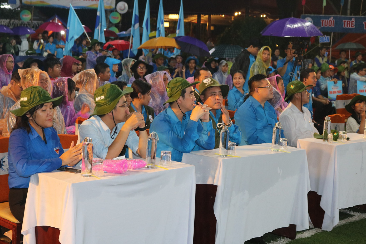 Đêm đăng quang và bế mạc diễn ra trong thời tiết mưa lớn. Đêm đăng quang và bế mạc diễn ra trong thời tiết mưa lớn.