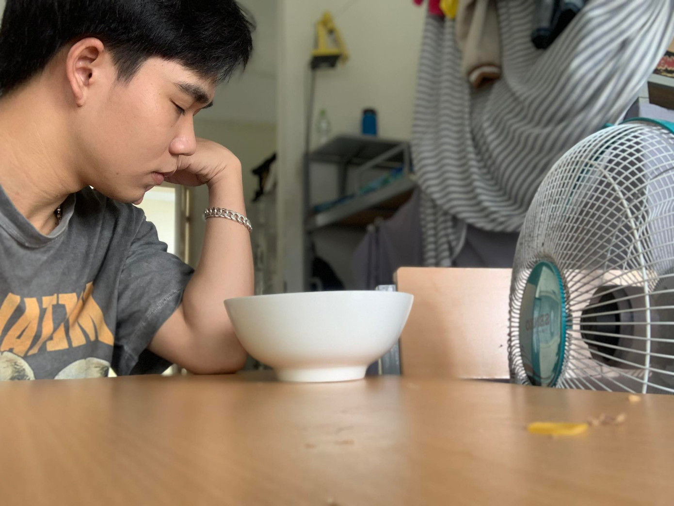 Nguyễn Văn Tới (năm thứ ba, trường ĐH Công nghệ thông tin, ĐHQG TP. HCM) chia sẻ về cách làm mát của mình: &quot;Ngồi trước tô đá, với quạt như vậy mình cũng thấy mát. Cách này dành cho mấy bạn ở KTX giống như mình, ở phòng không có máy lạnh vào những ngày nắng nóng đỉnh điểm”.