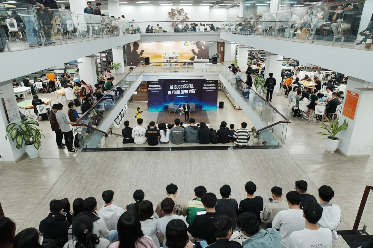 Rất đông sinh viên tham sự chương trình. Rất đông sinh viên tham sự chương trình.