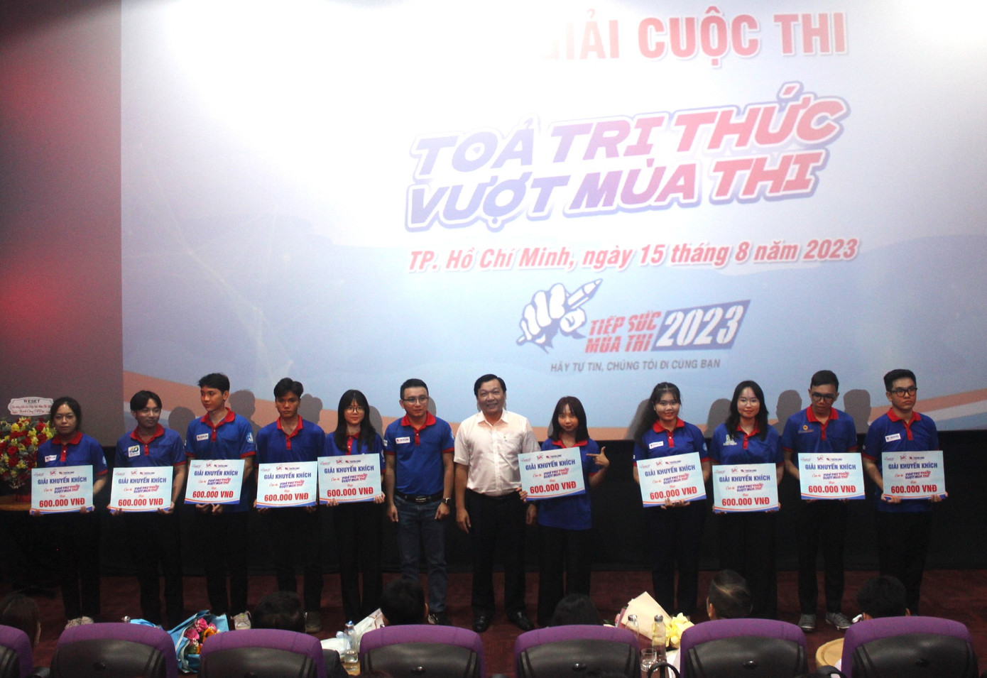 Ban Tổ chức trao giải cho các bạn sinh viên tình nguyện tham dự cuộc thi TikTok Challenge “Tỏa tri thức, vượt mùa thi”.