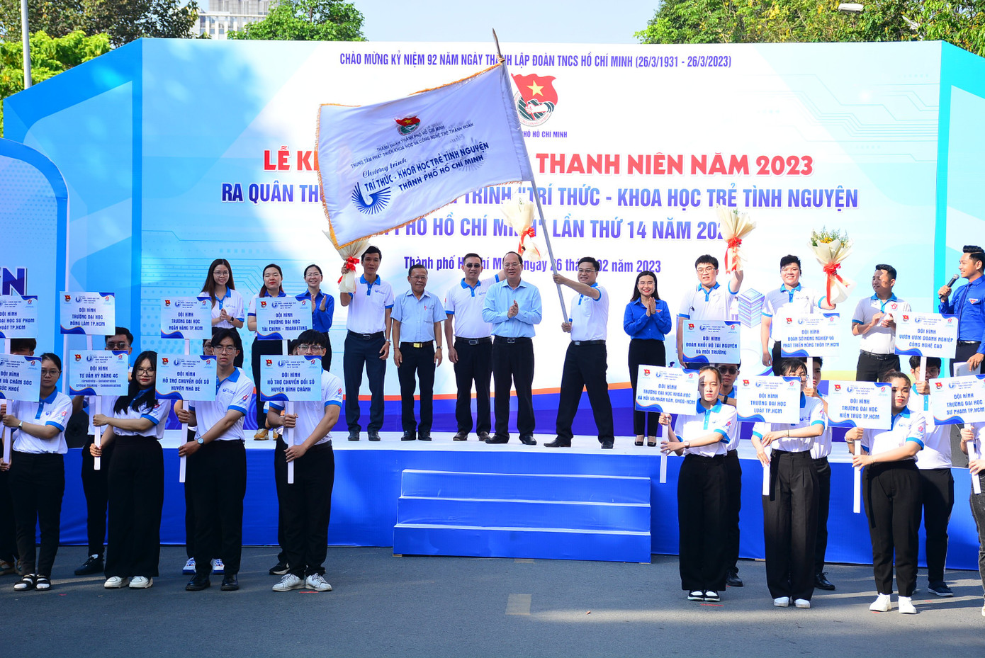 Theo đó, Tháng Thanh niên năm 2023 do Thành Đoàn TPHCM phát động xác lập thực hiện công trình trọng điểm xây dựng “Phòng truyền thống Đoàn TNCS Hồ Chí Minh TPHCM trực tuyến” và đề ra hệ thống 12 chỉ tiêu với nhiều nội dung, như: Đảm bảo 100% cán bộ Đoàn, đoàn viên, 50% thanh niên được học tập, quán triệt, tuyên truyền, phổ biến nghị quyết, chủ trương của Đảng, chính sách, pháp luật của Nhà nước và nghị quyết, kết luận, chủ trương của Đoàn; 100% cán bộ Đoàn, đoàn viên tham gia kiểm tra nhận thức về học tập, quán triệt Nghị quyết Đại hội Đoàn toàn quốc lần thứ XII.