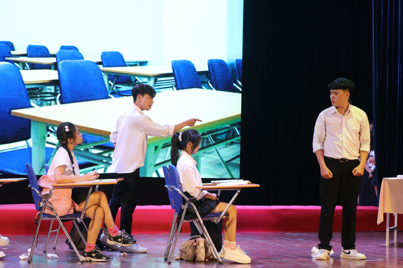 Nhiều cung bậc cảm xúc được sắp xếp khéo léo đẩy tình tiết vở kịch lên cao trào khiến nhiều bạn trẻ ở hội trường xúc động. (Ảnh: Lan Huỳnh).