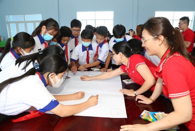 Cùng với việc trao tặng hệ thống lọc nước, dịp này đơn vị đồng hành cũng tập huấn, sẻ chia những kiến thức về biến đổi khí hậu, bảo vệ môi trường đến các em học sinh địa phương. (Ảnh: Ngô Tùng)