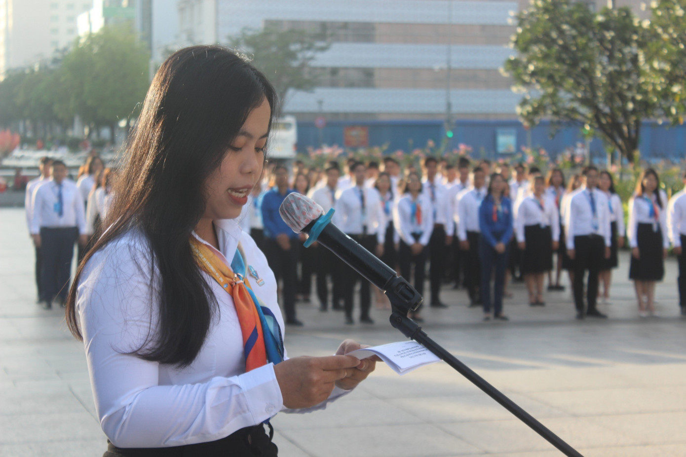 Chị Mai Hải Yến – Chủ tịch Hội Sinh viên Học viện Cán bộ TP. HCM thay mặt cho 600. 000 sinh viên TP. HCM báo công lên Bác tại Tượng đài Chủ tịch Hồ Chí Minh (Phố đi bộ Nguyễn Huệ, Q. 1), sáng ngày 4/11/2023. (Ảnh: Văn Tiệp)