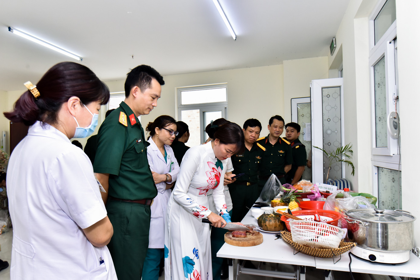 Đoàn Thanh niên và Hội phụ nữ Bệnh viện dã chiến cấp 2 số 5 tổ chức cuộc thi cắm hoa, nấu ăn với những phần tranh tài sôi nổi. Đoàn Thanh niên và Hội phụ nữ Bệnh viện dã chiến cấp 2 số 5 tổ chức cuộc thi cắm hoa, nấu ăn với những phần tranh tài sôi nổi.