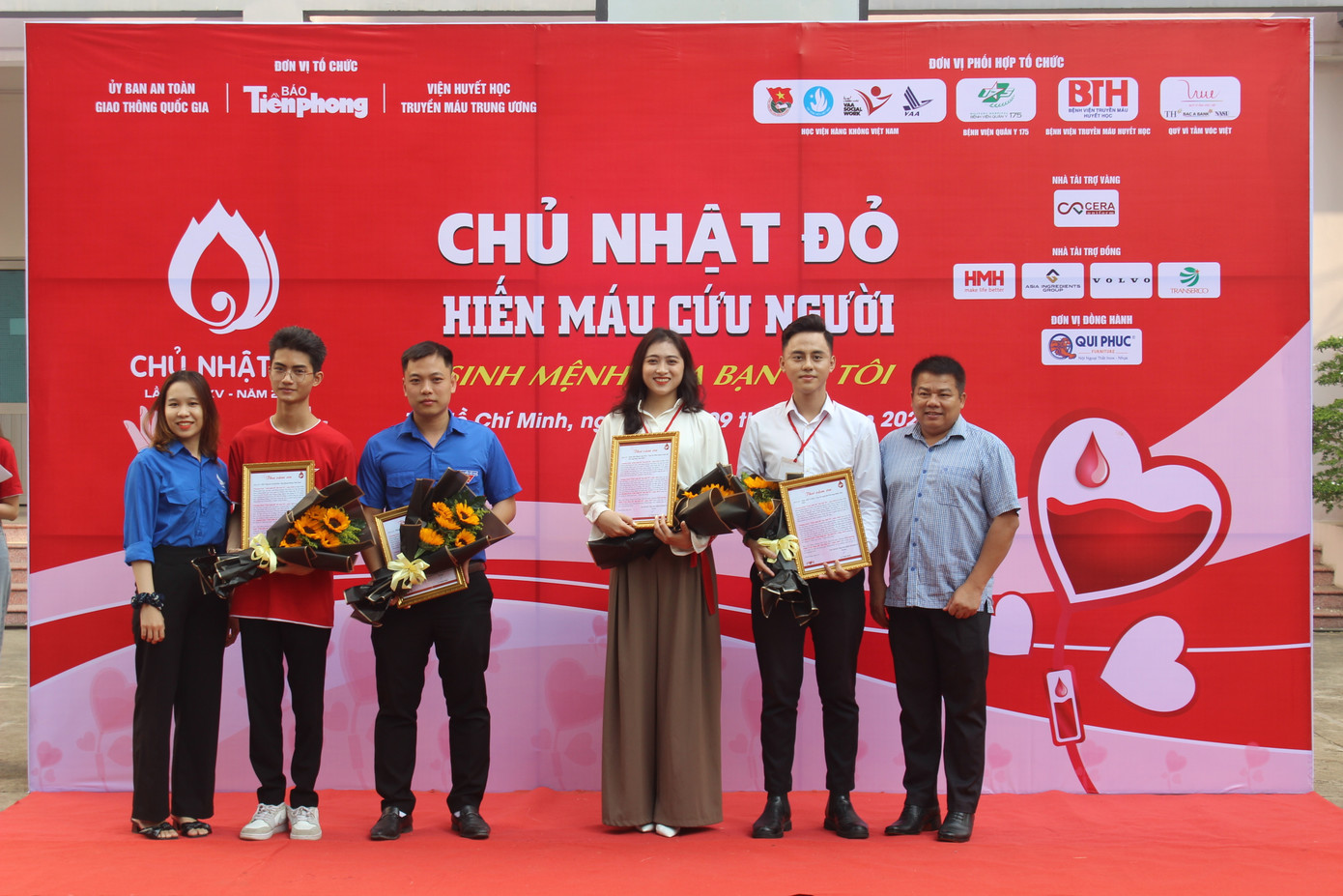 Đại diện nhà trường trao hoa và bằng khen cho các cá nhân có đóng góp cho ngày hội hiến máu Chủ nhật Đỏ.