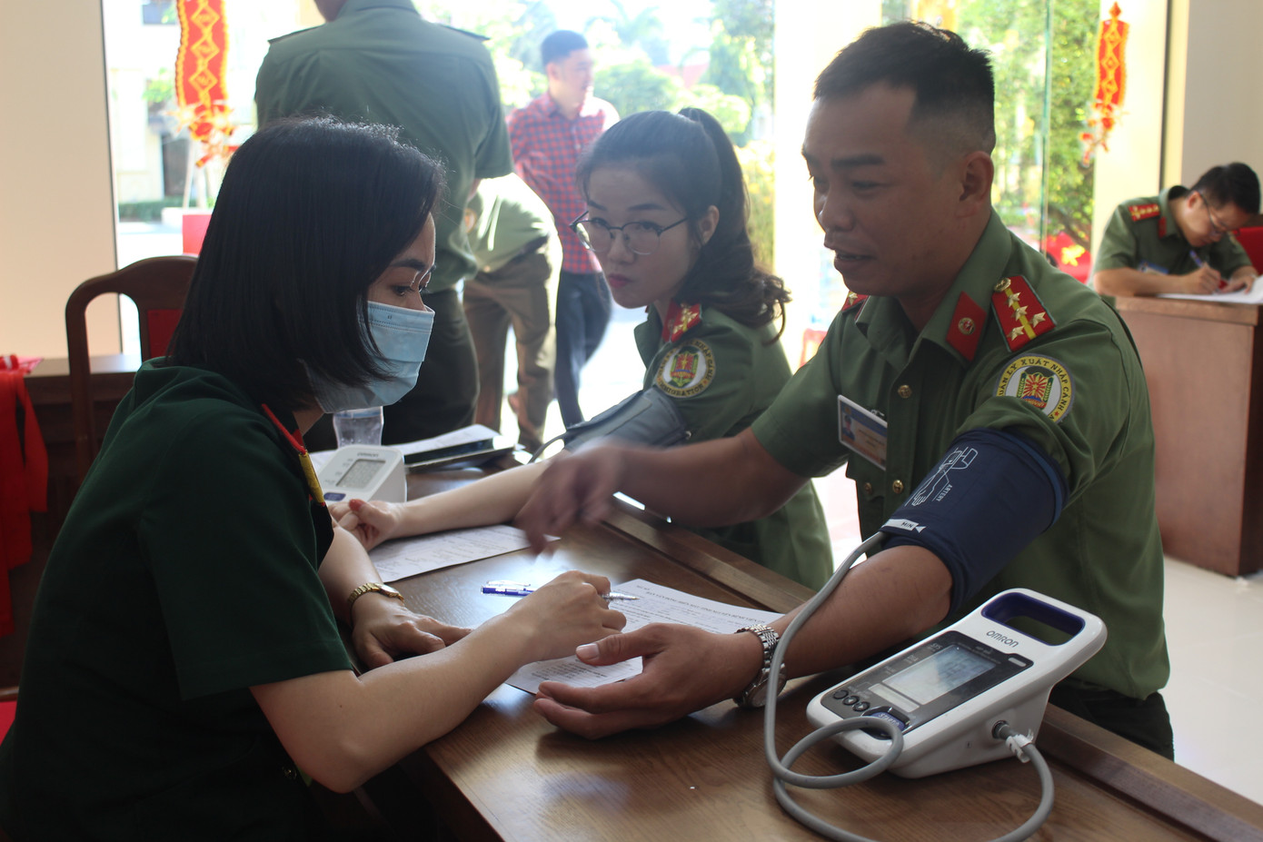 Các chiến sĩ khám sàng lọc y tế trước khi hiến máu.
