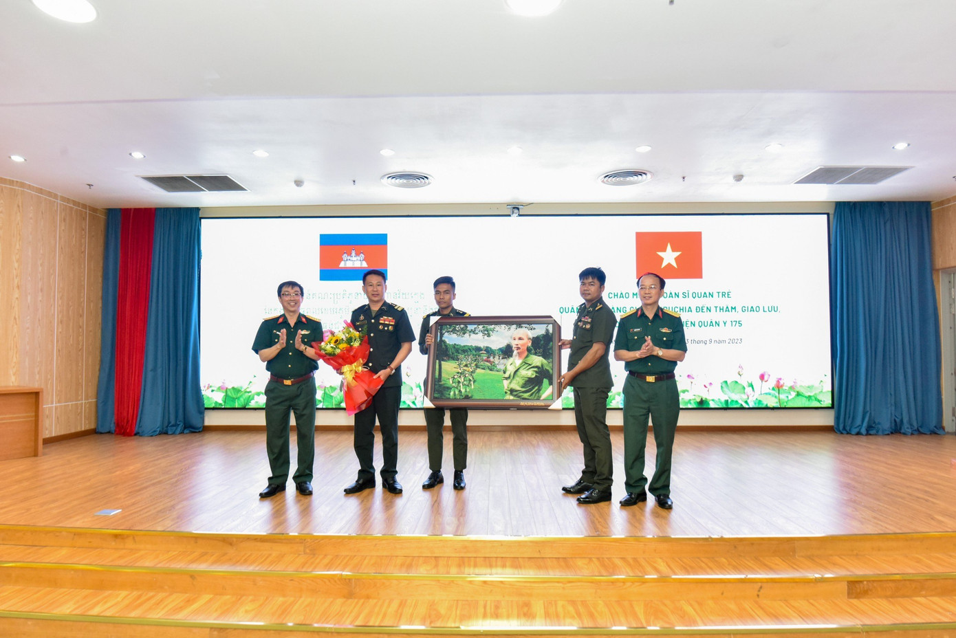 Đoàn sĩ quan trẻ quân đội Hoàng gia Campuchia nhận quà từ lãnh đạo Bệnh viện Quân y 175.