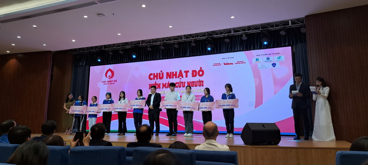 H’Thảo (ngoài cùng, bên trái) nhận học bổng do trường ĐH Văn Hiến cấp trong Ngày hội hiến máu 'Chủ nhật Đỏ', bởi thành học tập cao và nỗ lực vươn lên trong cuộc sống. (Ảnh: NVCC)