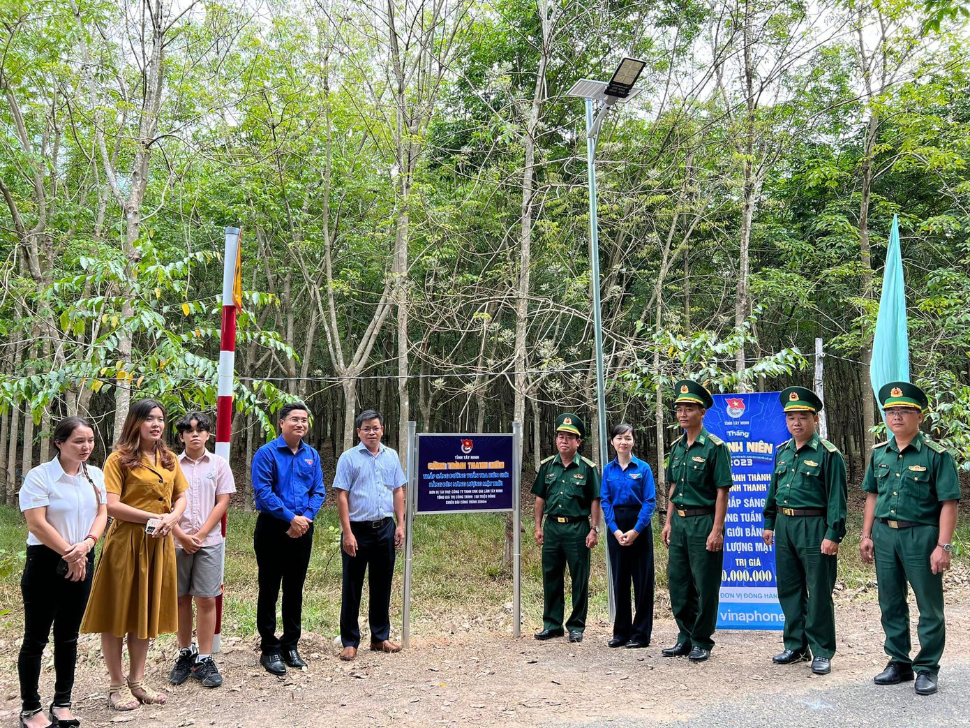 Lễ khánh thành, bàn giao công trình “Thắp sáng đường tuần tra biên giới bằng đèn năng lượng Mặt Trời” với chiều dài 2 km, tổng giá trị 100 triệu đồng tại đồn Biên phòng Lò Gò, huyện Tân Biên. Lễ khánh thành, bàn giao công trình “Thắp sáng đường tuần tra biên giới bằng đèn năng lượng Mặt Trời” với chiều dài 2 km, tổng giá trị 100 triệu đồng tại đồn Biên phòng Lò Gò, huyện Tân Biên.