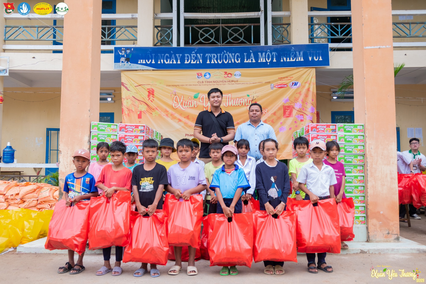 CLB Tình nguyện HUFLIT – HVC san sẻ yêu thương qua các hoạt động.