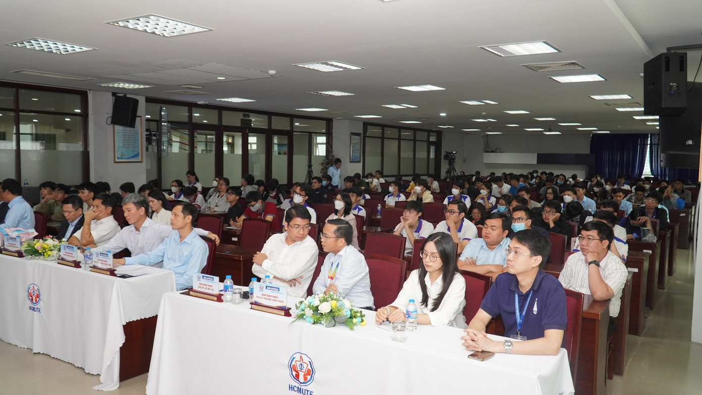 Rất đông sinh viên tham dự cuộc thi.