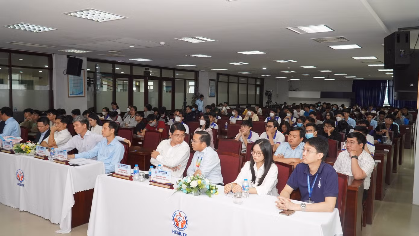 Rất đông sinh viên tham dự cuộc thi.