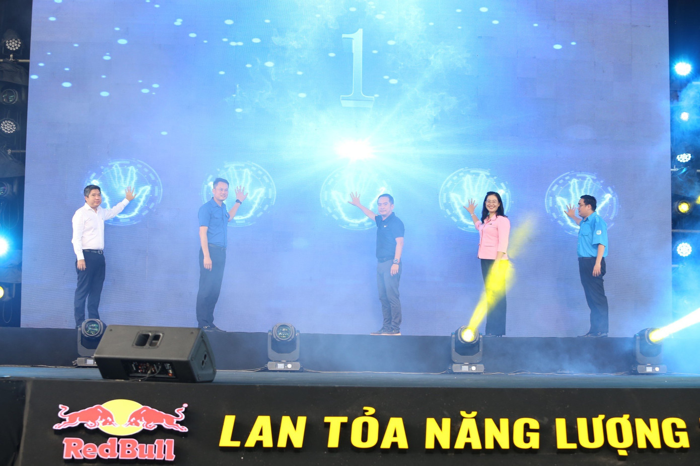 Các đại biểu cùng thực hiện nghi thức khởi động Ngày hội. Các đại biểu cùng thực hiện nghi thức khởi động Ngày hội.