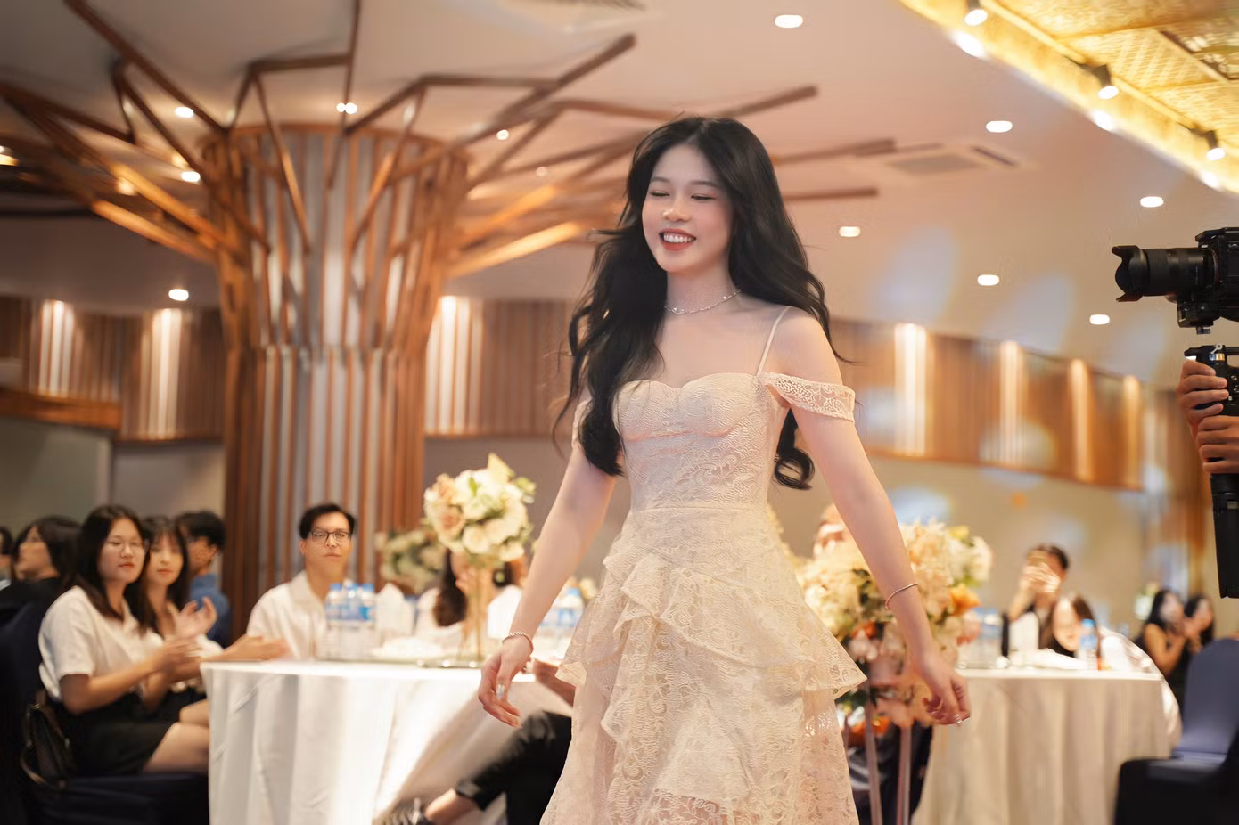 Vẻ ngoài ưa nhìn, gu thời trang nữ tính là điểm thu hút khi mới tiếp xúc với Quỳnh. (Ảnh: NVCC)