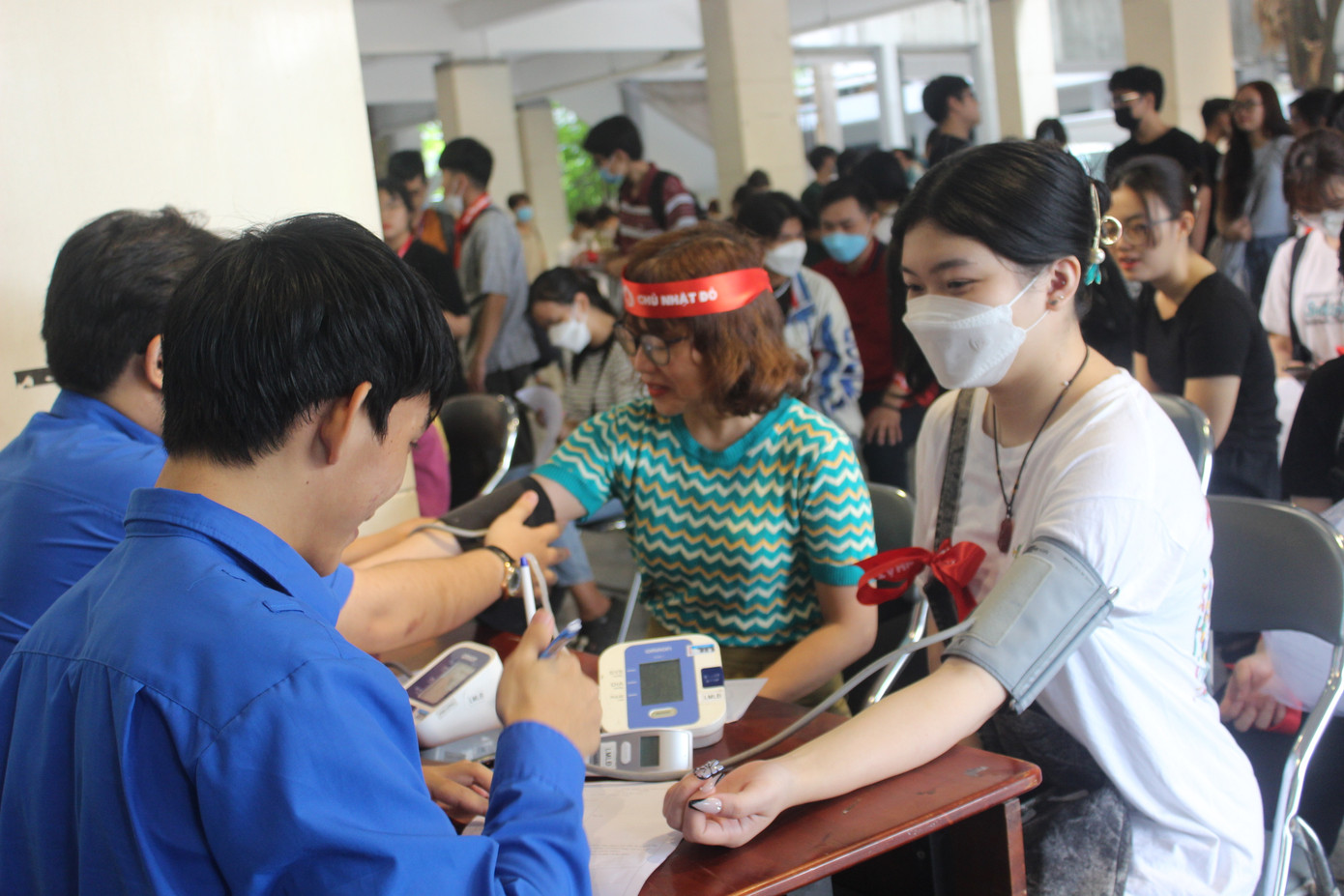 Ngoài sinh viên tham gia hiến máu, nhiều giảng viên, cán bộ, công nhân viên Trường ĐH Kiến trúc TPHCM cũng tham gia hiến máu trong ngày hội.