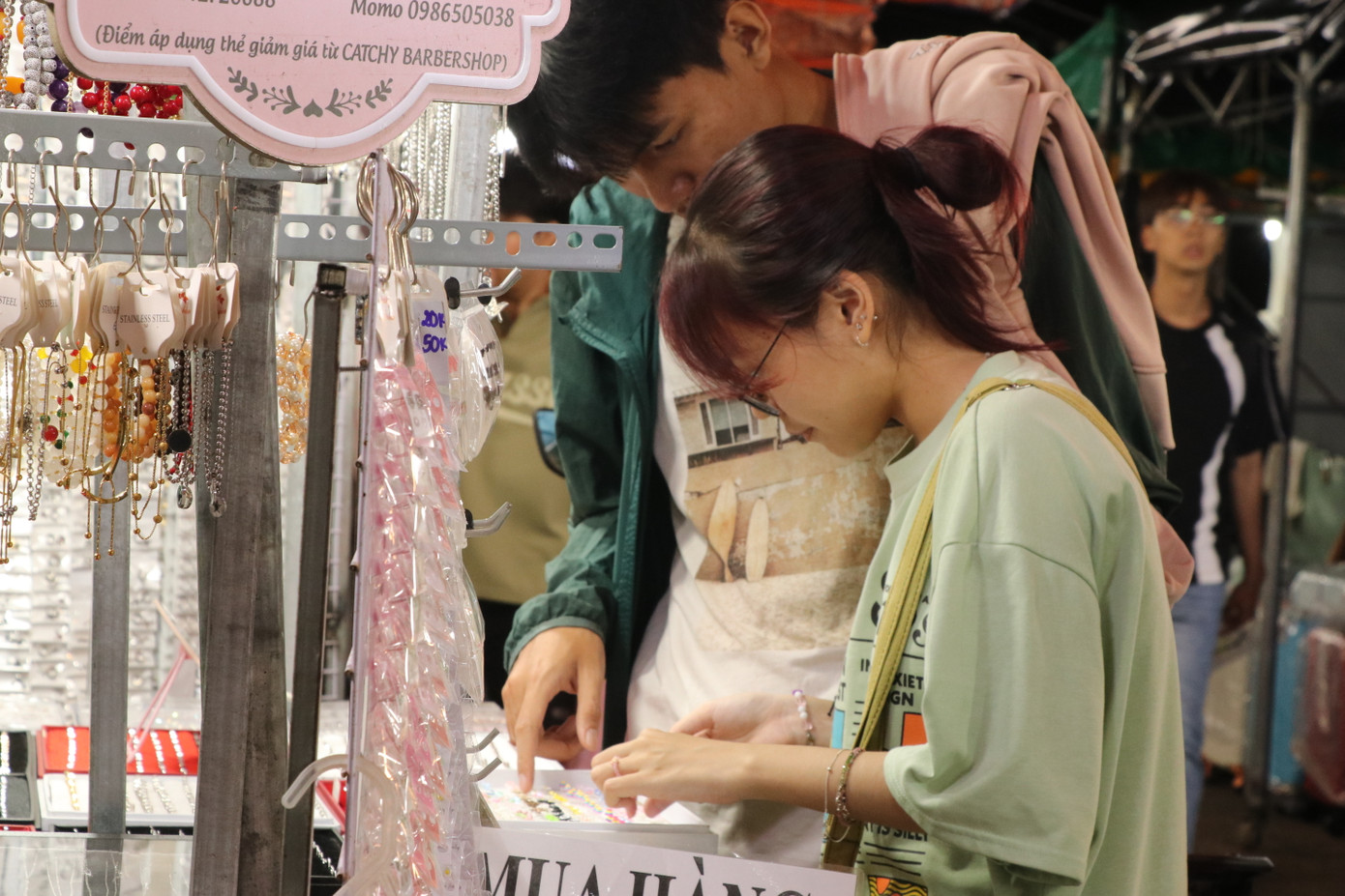 Chợ đêm Làng Đại học Thủ Đức còn là một trong những địa điểm hẹn hò của các cặp đôi. (Ảnh: Lan Huỳnh)