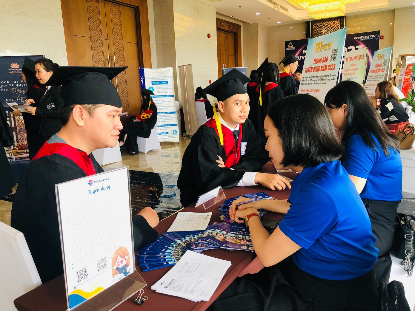 Các doanh nghiệp đến trường CĐ Du lịch Sài Gòn tuyển các ứng viên trong ngày lễ trao bằng tốt nghiệp cho sinh viên. Các doanh nghiệp đến trường CĐ Du lịch Sài Gòn tuyển các ứng viên trong ngày lễ trao bằng tốt nghiệp cho sinh viên.