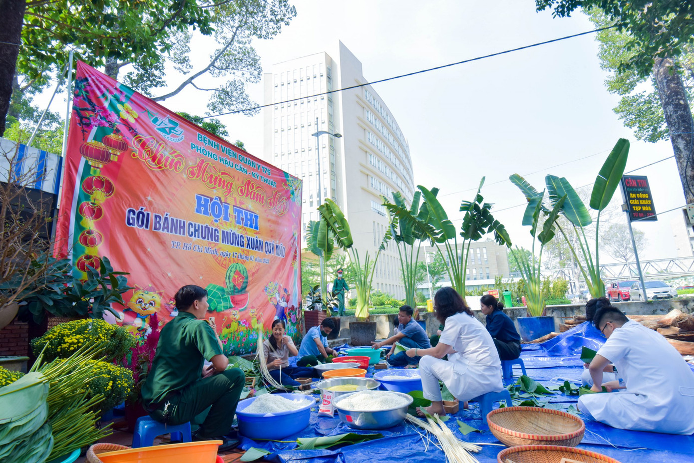 Các y, bác sĩ tham gia Hội thi gói bánh chưng.