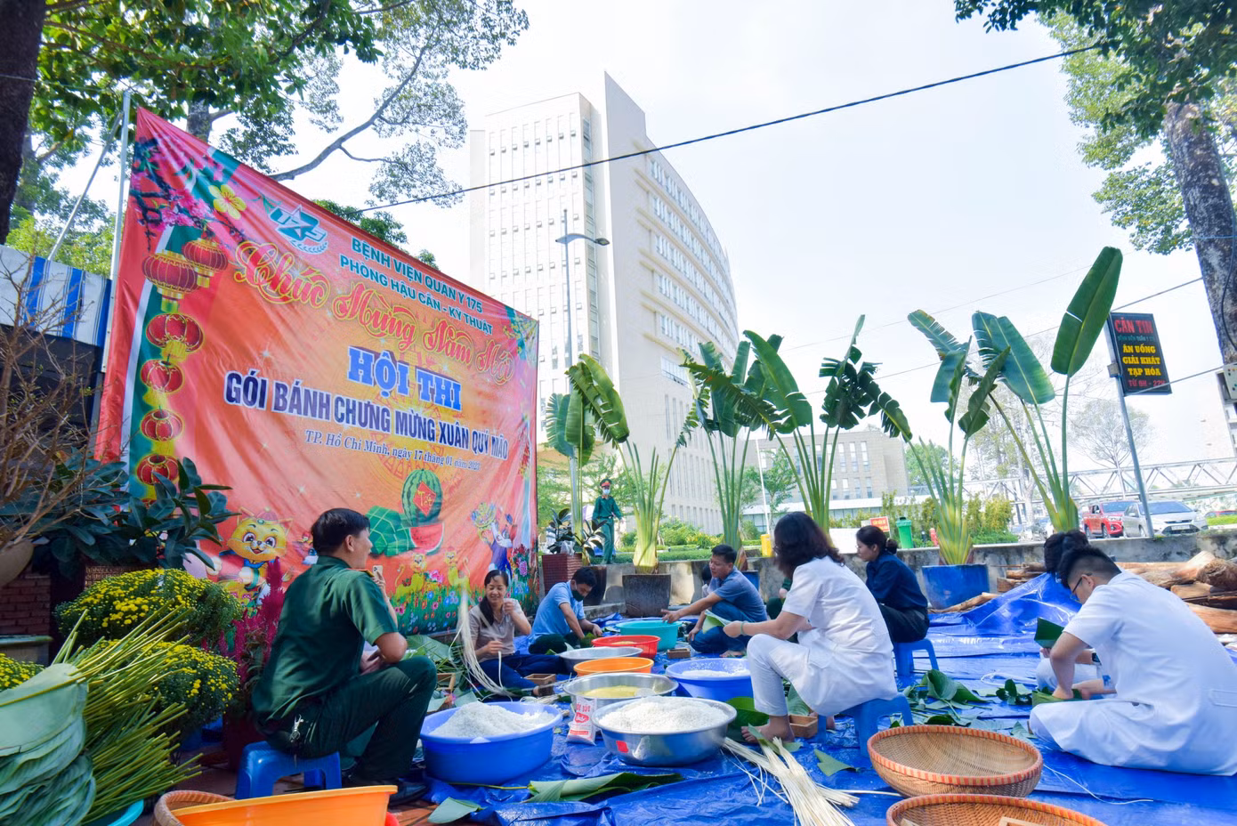 Các y, bác sĩ tham gia Hội thi gói bánh chưng.