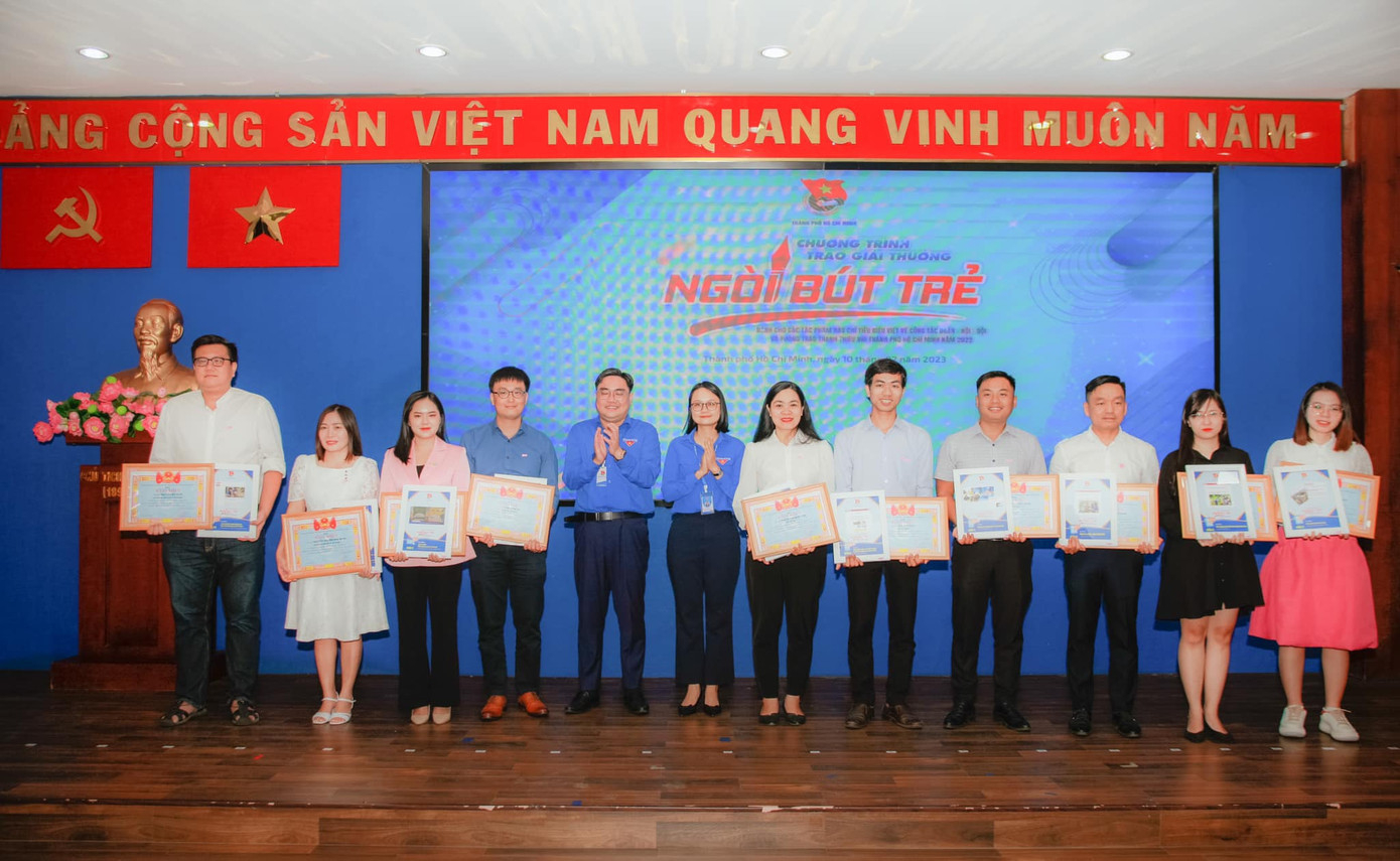 Báo Tiền Phong có phóng viên Ngô Tùng (thứ 5, từ phải sang) nhận Giải thưởng "Ngòi bút trẻ" trong dịp này. Báo Tiền Phong có phóng viên Ngô Tùng (thứ 5, từ phải sang) nhận Giải thưởng "Ngòi bút trẻ" trong dịp này.