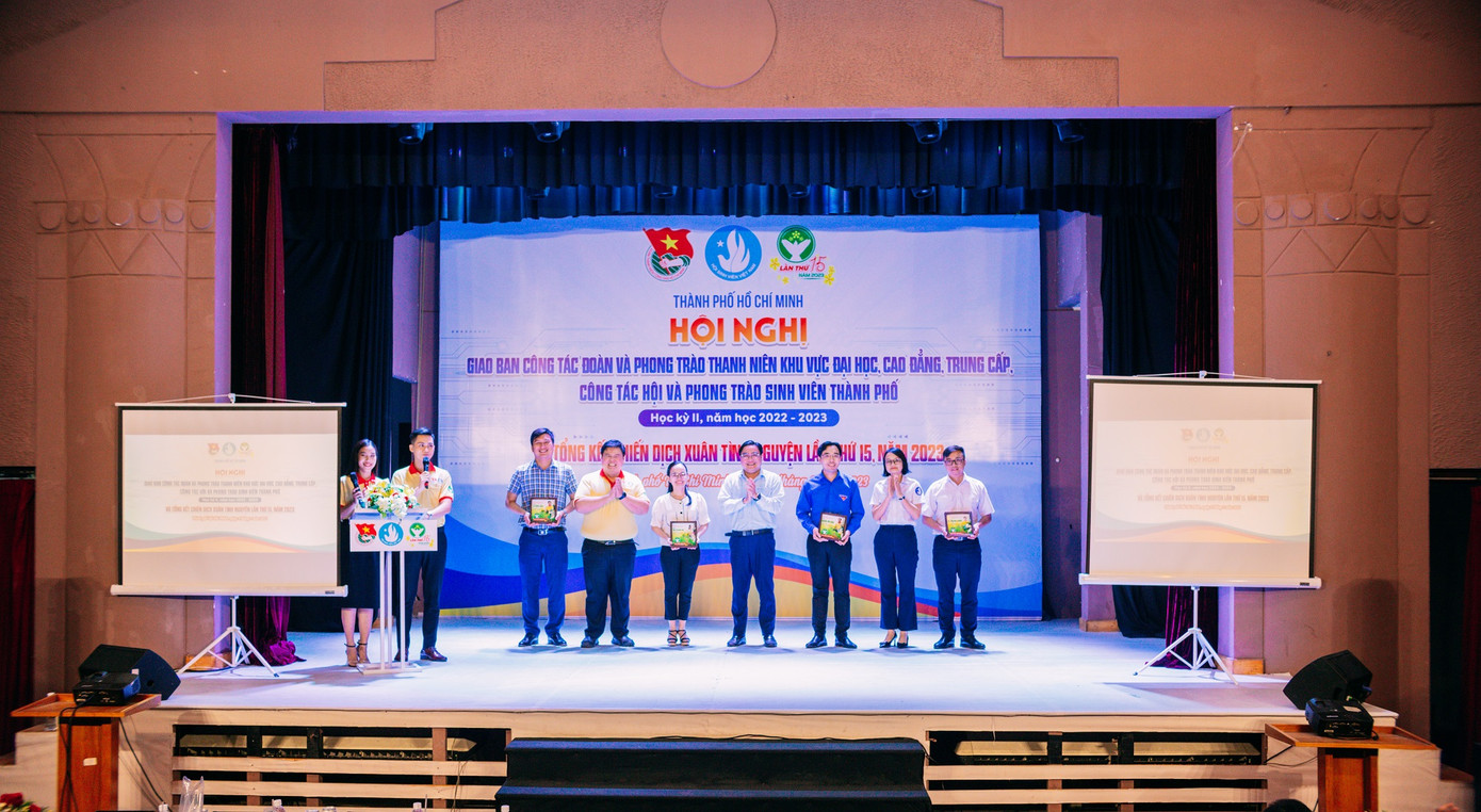 Hội nghị đã khen thưởng và tri ân những tập thể và cá nhân có nhiều đóng góp trong phong trào &apos;Xuân Tình nguyện&apos; năm 2023.