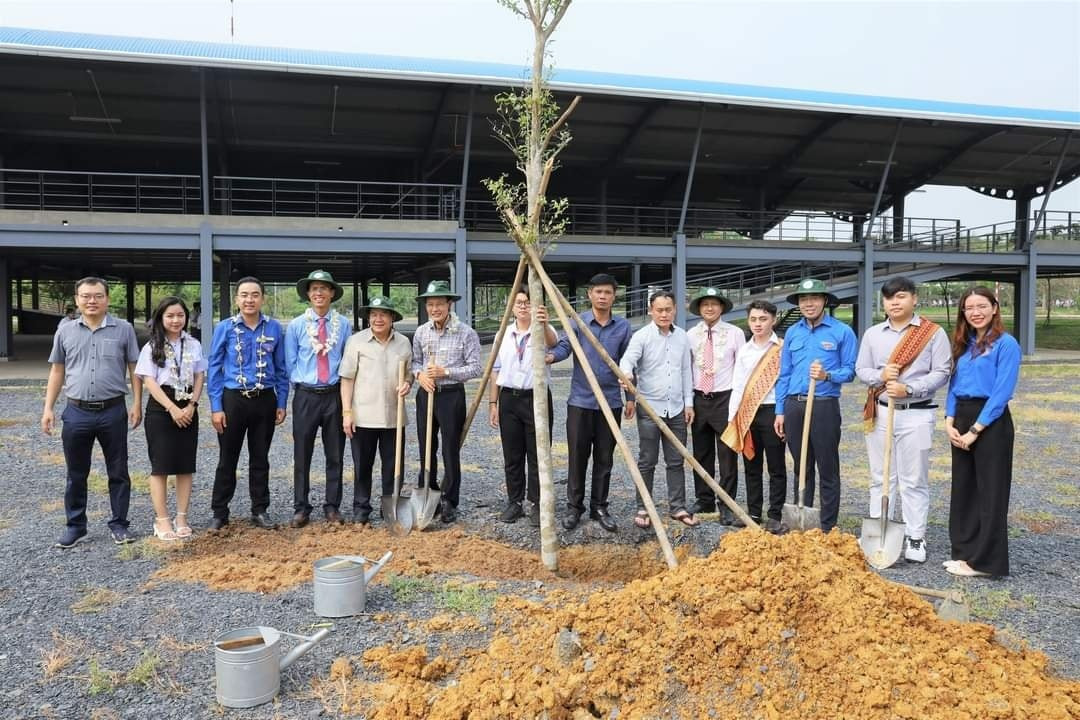 Các đại biểu cùng tham dự hoạt động trồng cây tại trường. (Ảnh: UEL)