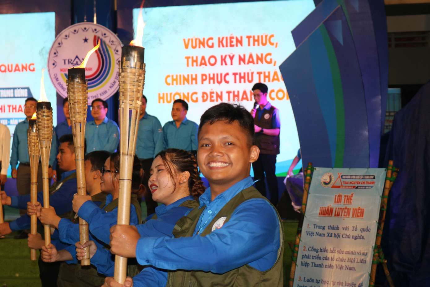 Trung Nghĩa trong phần truyền lửa tại đêm bế mạc.