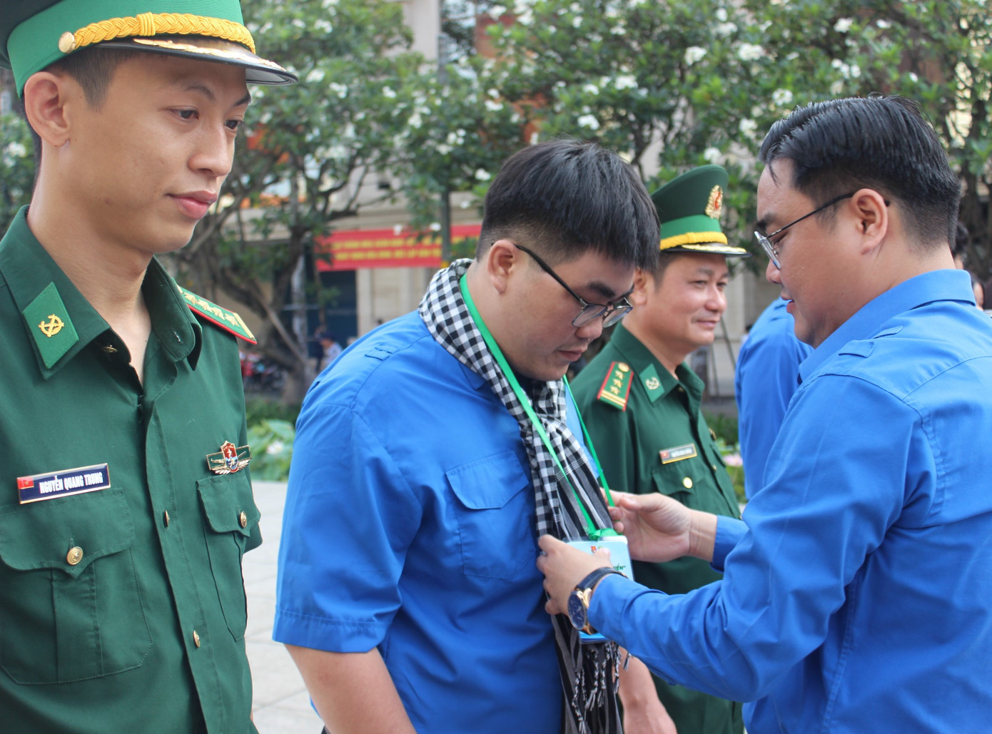 Anh Ngô Minh Hải – Phó Bí thư Thành Đoàn TPHCM trao khăn rằn cho các thành viên Ban Tổ chức.