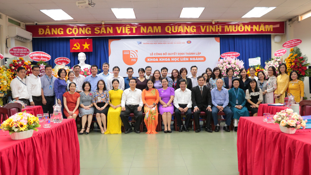 Ban Chủ nhiệm khoa mới chụp hình cùng khách mời trong lễ công bố thành lập khoa. (Ảnh: Trường ĐH KHXH&NV) Ban Chủ nhiệm khoa mới chụp hình cùng khách mời trong lễ công bố thành lập khoa. (Ảnh: Trường ĐH KHXH&NV)