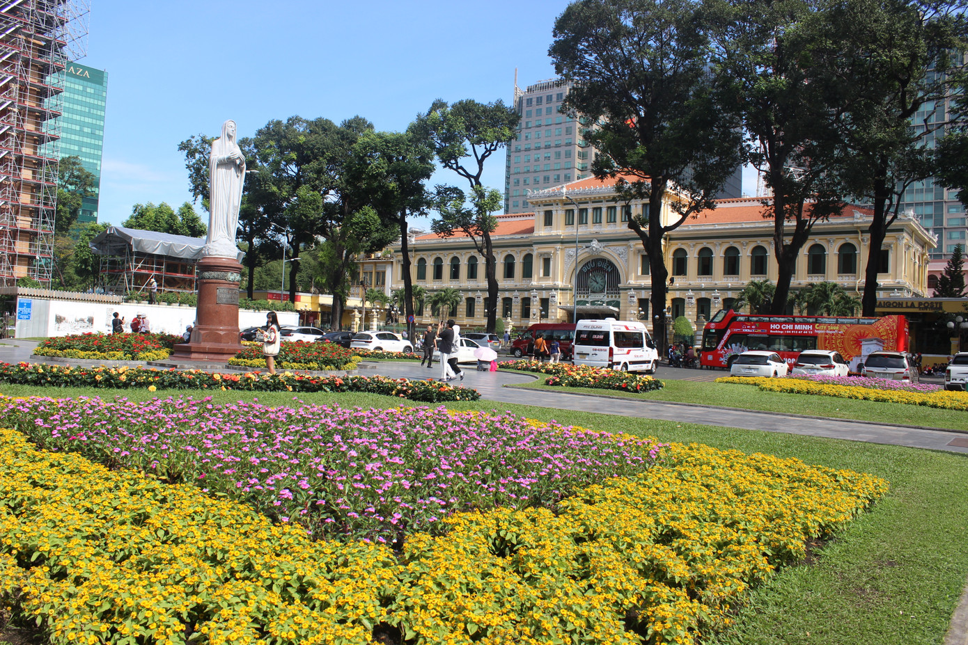 Khu vực Nhà Thờ Đức Bà (Q.1) với những thảm hoa nhiều màu sắc.