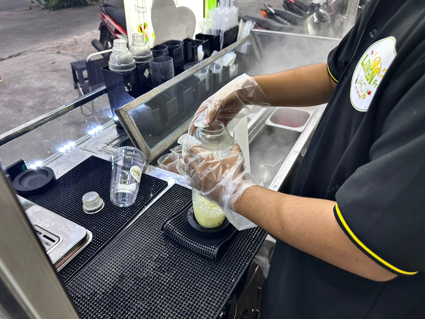 Trà chanh giã tay - thức uống được pha chế tốn nhiều công sức. (Ảnh: Phương An)