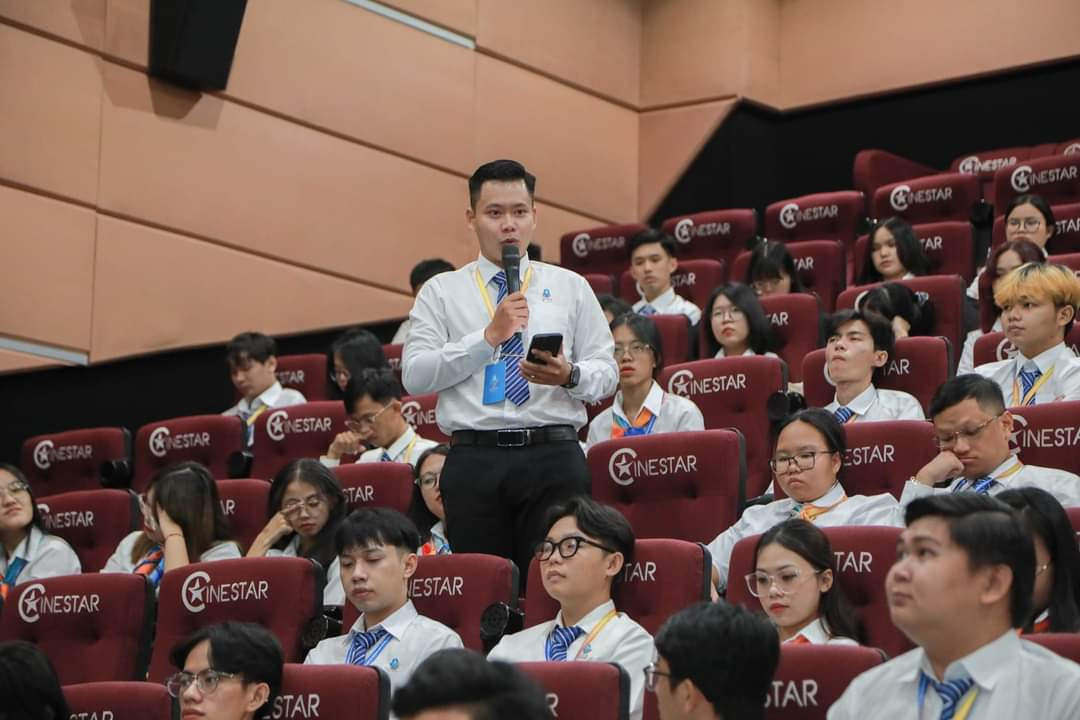 Lâm Võ Hữu Duy – Phó Chủ tịch Hội Sinh viên trường CĐ Lý Tự Trọng phát biểu tại Diễn đàn. (Ảnh: TLTĐ) Lâm Võ Hữu Duy – Phó Chủ tịch Hội Sinh viên trường CĐ Lý Tự Trọng phát biểu tại Diễn đàn. (Ảnh: TLTĐ)