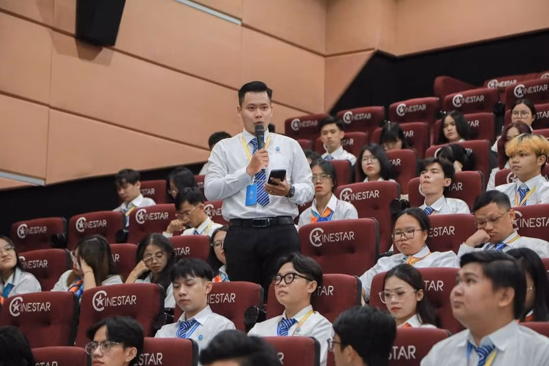 Lâm Võ Hữu Duy – Phó Chủ tịch Hội Sinh viên trường CĐ Lý Tự Trọng phát biểu tại Diễn đàn. (Ảnh: TLTĐ)