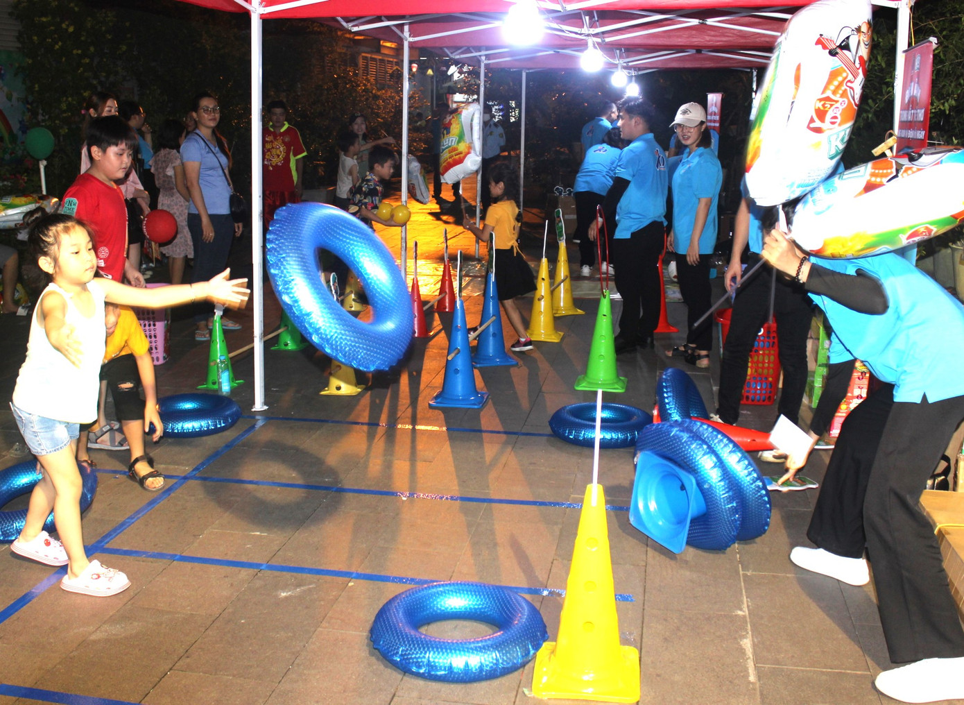 Gian hàng trò chơi Lễ hội Thiếu nhi TP. HCM thu hút rất đông các em thiếu nhi.