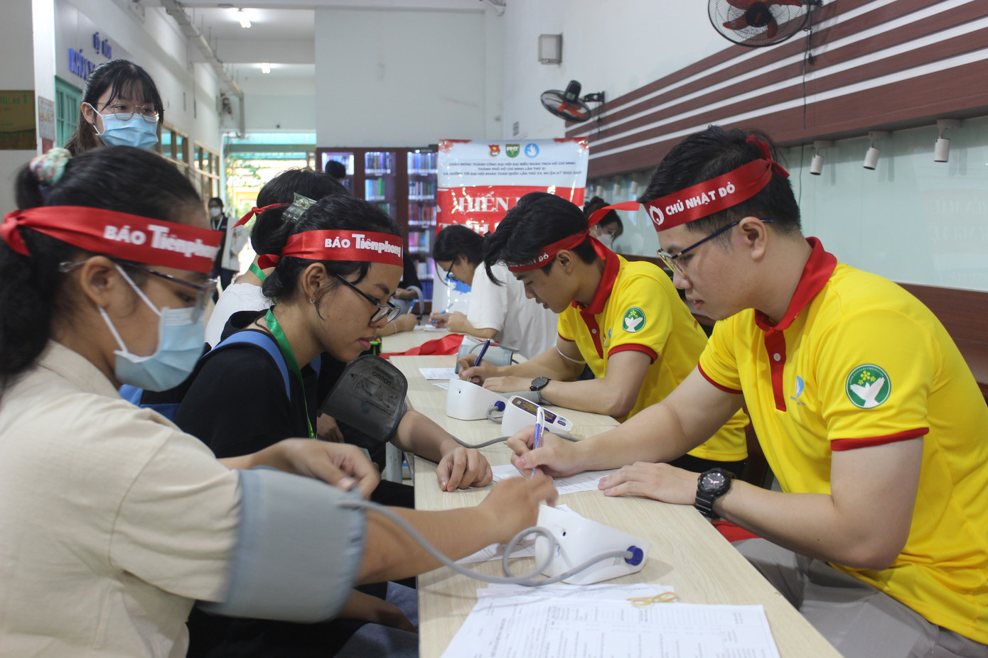 Các sinh viên được tình nguyện viên kiểm tra huyết áp trước khi vào khám sàng lọc.