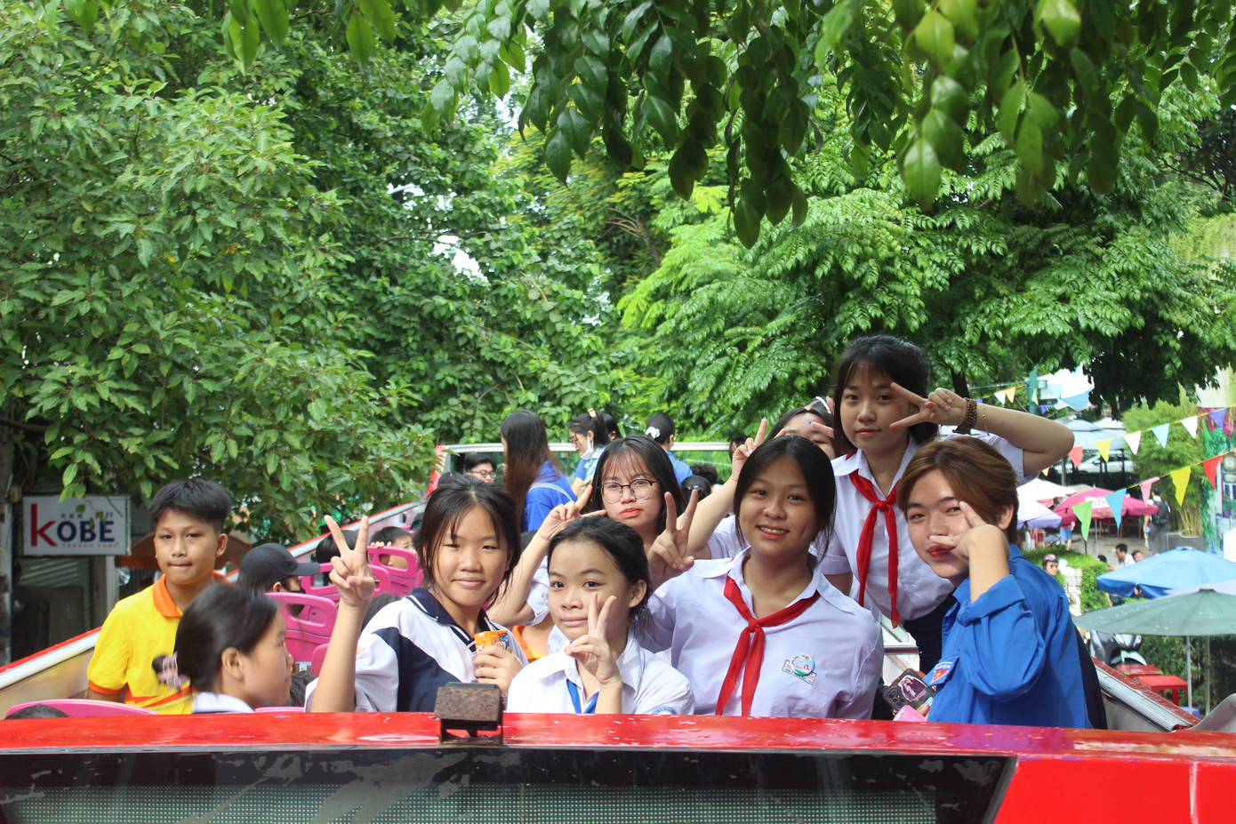 Tham gia hành trình, các em thiếu nhi cùng dâng hương Bác Hồ, trải nghiệm xe buýt 2 tầng đến các địa danh văn hóa của thành phố, tham quan bảo tàng TPHCM, xem xiếc và thưởng thức các tiết mục văn nghệ thiếu nhi tại Nhà hát Cải lương Trần Hữu Trang và dự tiệc tại khách sạn Kim Đô (quận 1).