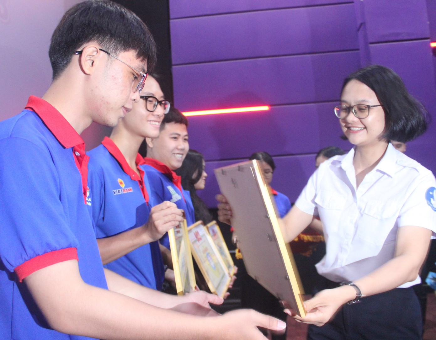 Chị Trần Thu Hà - Phó bí thư Thành Đoàn, Chủ tịch Hội Sinh viên Việt Nam TPHCM trao bằng khen của T.Ư Hội Sinh viên Việt Nam cho các tập thể và cá nhân đã có nhiều thành tích trong chương trình TSMT tại TPHCM năm 2023. Chị Trần Thu Hà - Phó bí thư Thành Đoàn, Chủ tịch Hội Sinh viên Việt Nam TPHCM trao bằng khen của T.Ư Hội Sinh viên Việt Nam cho các tập thể và cá nhân đã có nhiều thành tích trong chương trình TSMT tại TPHCM năm 2023.