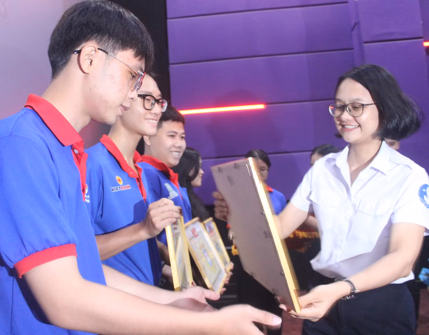 Chị Trần Thu Hà - Phó bí thư Thành Đoàn, Chủ tịch Hội Sinh viên Việt Nam TPHCM trao bằng khen của T.Ư Hội Sinh viên Việt Nam cho các tập thể và cá nhân đã có nhiều thành tích trong chương trình TSMT tại TPHCM năm 2023.