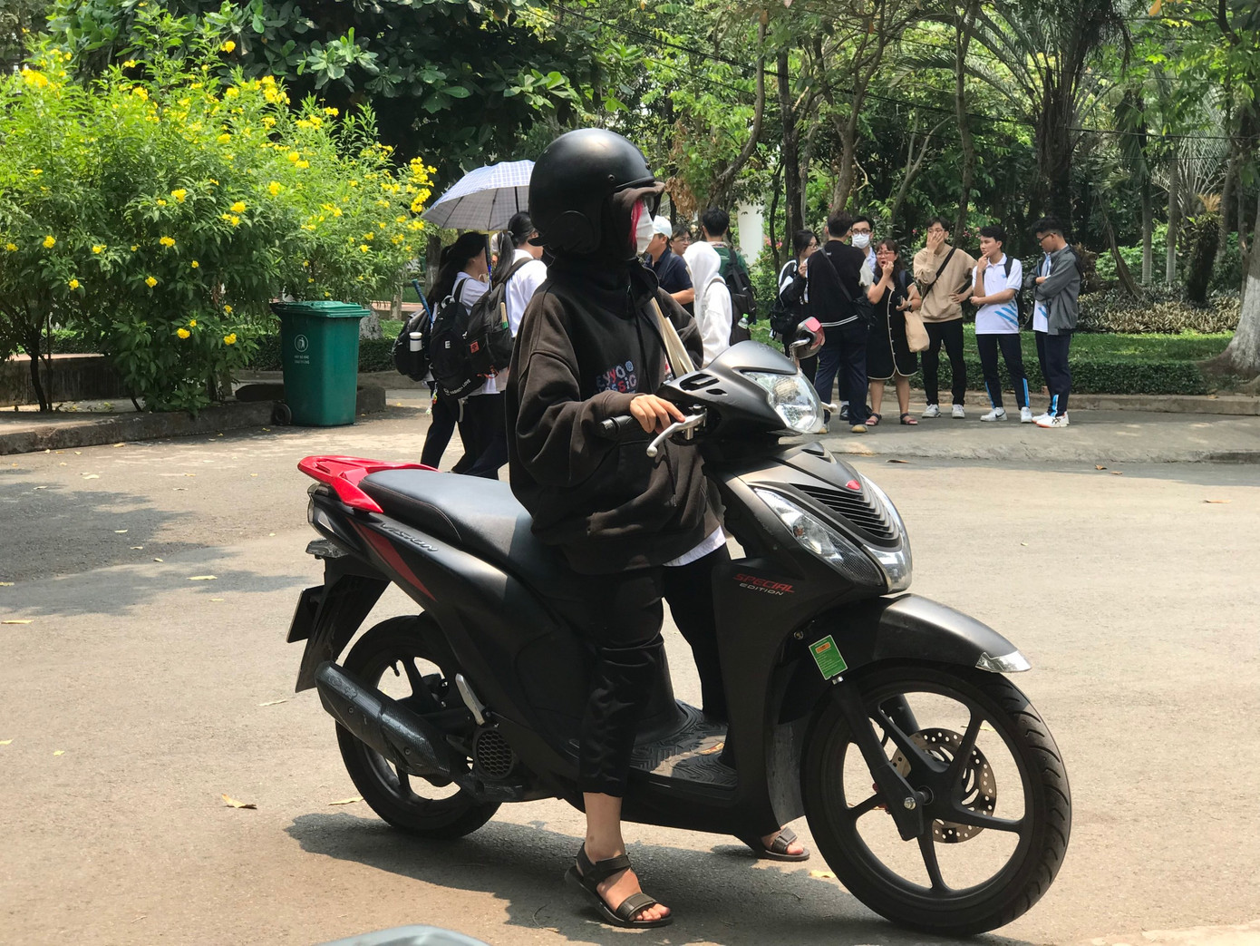 Trần Ngọc Thủy Tiên (năm thứ nhất, trường ĐH KHXH&amp;NV, ĐHQG TP. HCM) chia sẻ: &quot;Mình cũng sinh sống và học tập ở trong Làng Đại học Thủ Đức, mình từng nghe đến nắng Sài Gòn nhưng không nghĩ kinh khủng đến như vậy. Khi đi ra đường, trên người mình đều phải có nón bảo hiểm rộng vành, áo chống nắng, kem chống nắng các loại kính mát, để tránh khỏi tia cực tím vì nó rất nguy hiểm&quot;.