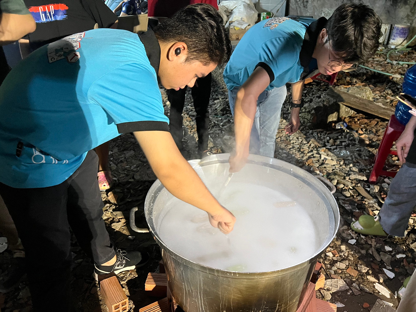 Những suất cháo, phần quà đều được các bạn thực hiện chương trình chuẩn bị chu đáo. Những suất cháo, phần quà đều được các bạn thực hiện chương trình chuẩn bị chu đáo.