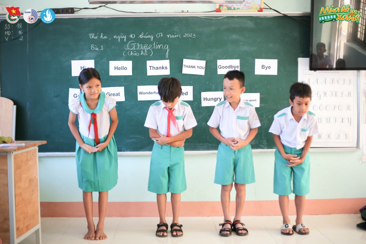 Các bạn nhỏ được thực hành tại lớp những hoạt động liên quan đến chủ đề của từng bài học. Các bạn nhỏ được thực hành tại lớp những hoạt động liên quan đến chủ đề của từng bài học.