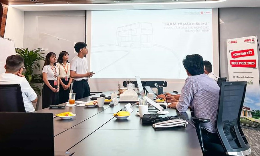 Ba thành viên dự án trình bày trước Ban Giám khảo tại vòng Bán kết cuộc thi “INSEE Prize 2023”. Ba thành viên dự án trình bày trước Ban Giám khảo tại vòng Bán kết cuộc thi “INSEE Prize 2023”.