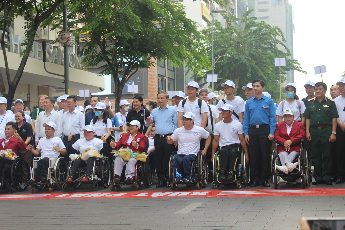 Hoạt động đi bộ vì người khuyết tật diễn ra trên Phố đi bộ Nguyễn Huệ.