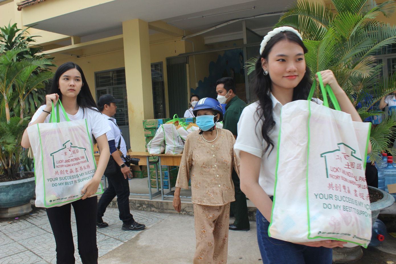 Đồng hành với đoàn còn có sự hiện diện của Người đẹp áo dài Hoa hậu Việt Nam 2022 Trần Thị Bé Quyên cùng 2 người đẹp Hoa hậu Việt Nam Trần Nguyễn Phương Thy và Nguyễn Lê Hoàng Linh.