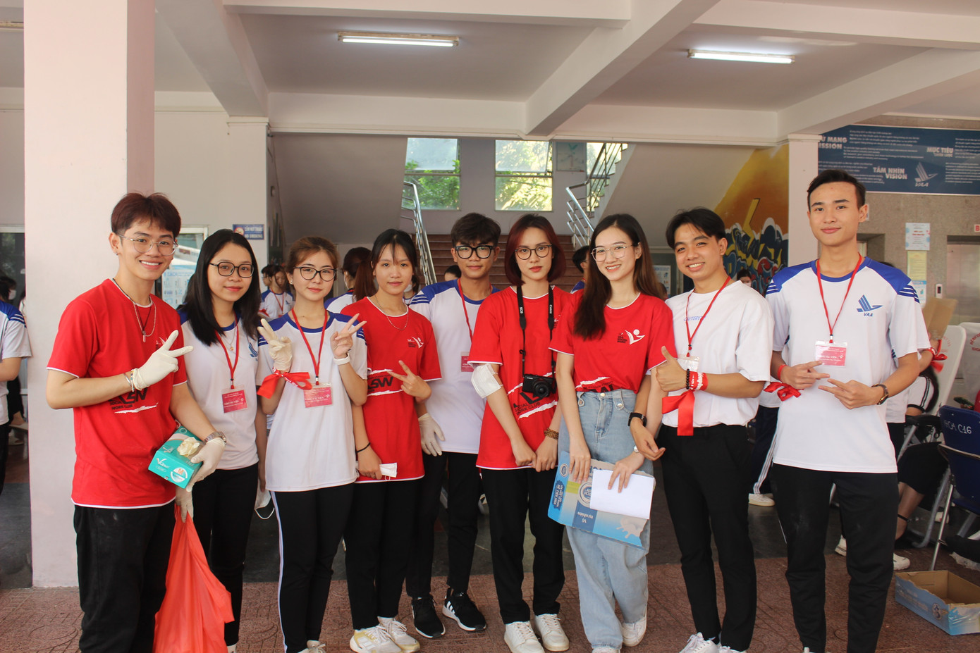 Các thành viên của Đội công tác xã hội Học viện Hàng không Việt Nam tham gia hỗ trợ tại ngày hội hiến máu Chủ nhật Đỏ.